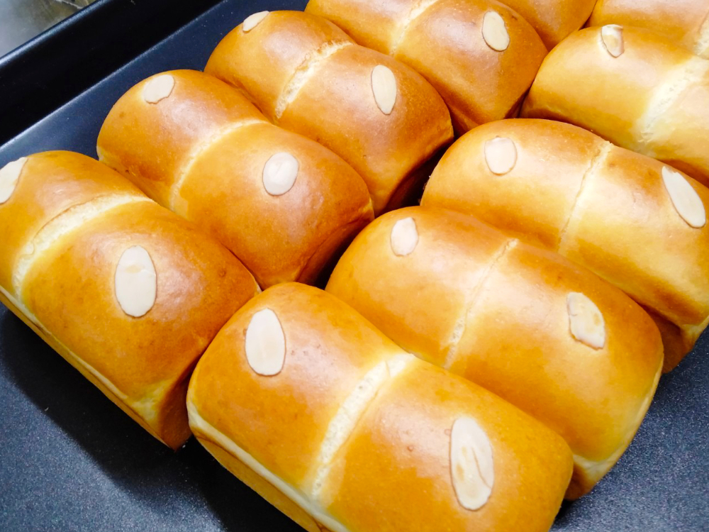 発酵バターを使ったミニ食パン。カスタードクリームたっぷり